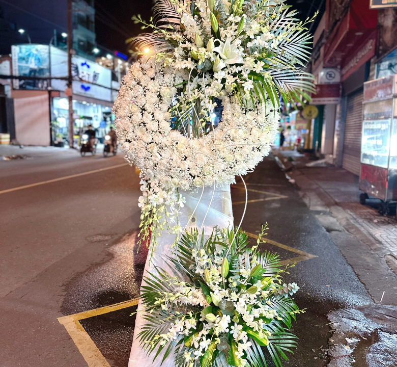 Kệ Hoa viếng tang 02
