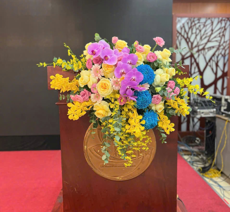 Hoa bục phát biểu 01-01