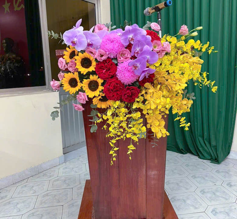 Hoa bục phát biểu 01-03